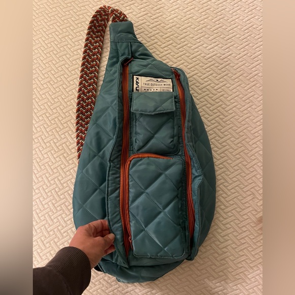KAVU Original Rope Quilted Puff Sling Pack with Adjustable Rope Shoulder Strap - Picture 4 of 7